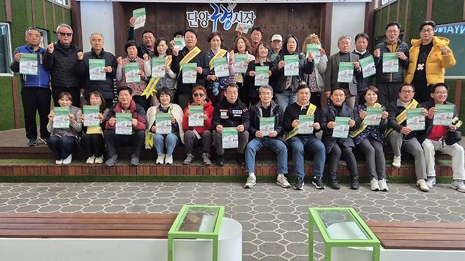 거제시주민자치연합회는 거제~가덕신공항 연결철도의 제5차 국가철도망 구축계획 반영을 촉구하는 홍보활동을 진행했다. ⓒ거제시 제공