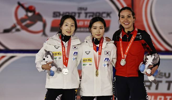 김길리(가운데)와 최민정(왼쪽)이 1일(한국시간) 네덜란드 도르트레흐트에서 열린 쇼트트랙 월드 투어 4차 대회 여자 1500m에서 금메달, 동메달을 목에 걸었다. 신화뉴시스