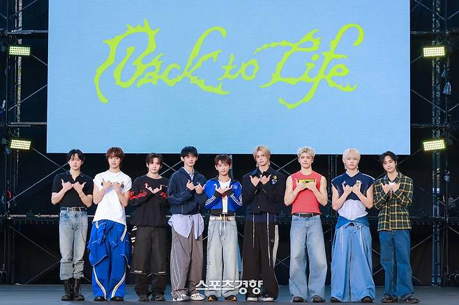 쇼케이스를 진행하고 있는 그룹 앤팁. 하이브 레이블즈 제공