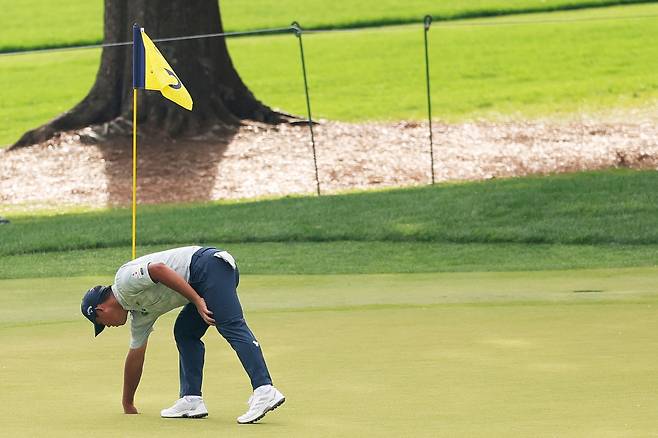 김시우가 지난 5월 17일 열린 PGA 챔피언십 2라운드 도중 6번 홀에서 홀인원을 한 뒤 홀에서 공을 꺼내고 있다. 게티이미지코리아