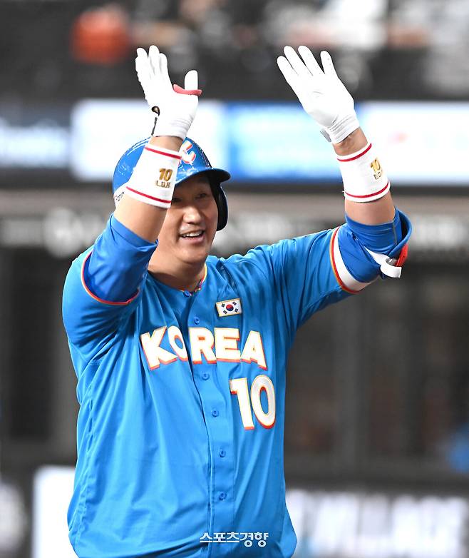 30일 일본 에스콘필드 홋카이도에서 ‘한일 드림 플레이어즈 게임’이 열렸다.  이대호가 홈런을 치고 기뻐하고 있다. 공동취재단