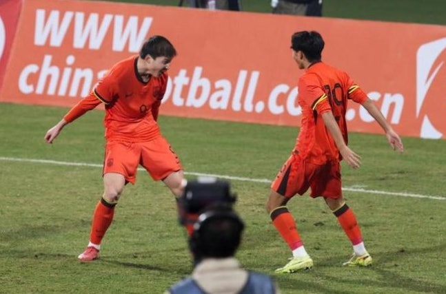 중국 U-17 축구대표팀 선수들이 아시안컵 예선에서 득점 후 세리머니하고 있다. 소후닷컴 캡처