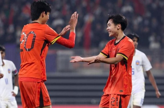 중국 U-17 축구대표팀 선수들이 아시안컵 예선에서 득점 후 기뻐하고 있다. 소후닷컴 캡처