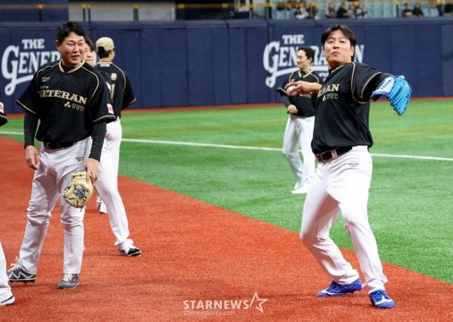 11월 30일 '더 제너레이션 매치'를 앞두고 캐치볼을 하고 있는 강민호(오른쪽). /사진=강영조 선임기자