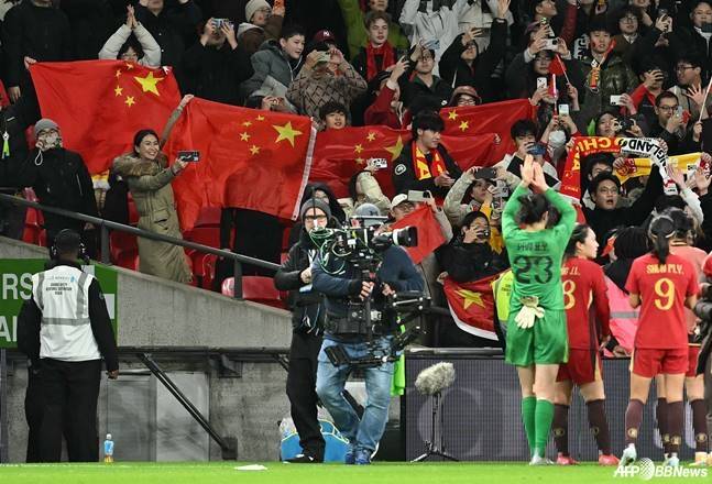 중국 여자축구 국가대표팀이 잉글랜드 여자 축구 국가대표팀과 경기가 끝난 뒤 관중들에게 인사하고 있다. /AFPBBNews=뉴스1