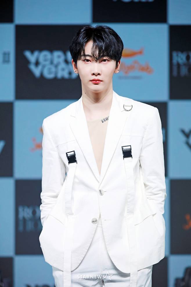 아이돌그룹 베리베리(VERIVERY) 호영이 23일 오후 온라인으로 진행된 여섯 번째 미니앨범 '시리즈 '오' [라운드2: 홀]'(SERIES 'O' [ROUND 2 : HOLE]) 발매 기념 쇼케이스에서 포즈를 취하고 있다. 2021.08.23 / 사진제공 = 젤리피쉬엔터테인먼트