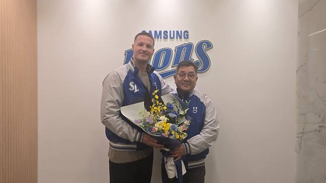 삼성 라이온즈 새 외국인 투수 맷 매닝(왼쪽)과 유정근 삼성 라이온즈 대표이사. /사진=삼성 라이온즈 제공