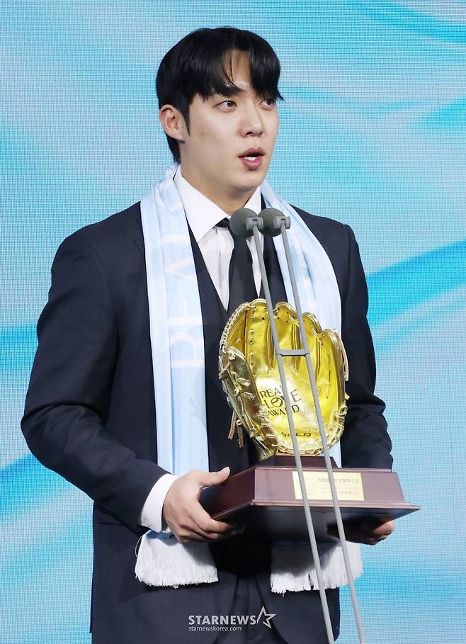 [영상] 원태인 '동료들이 주는 상이라 더 영광'