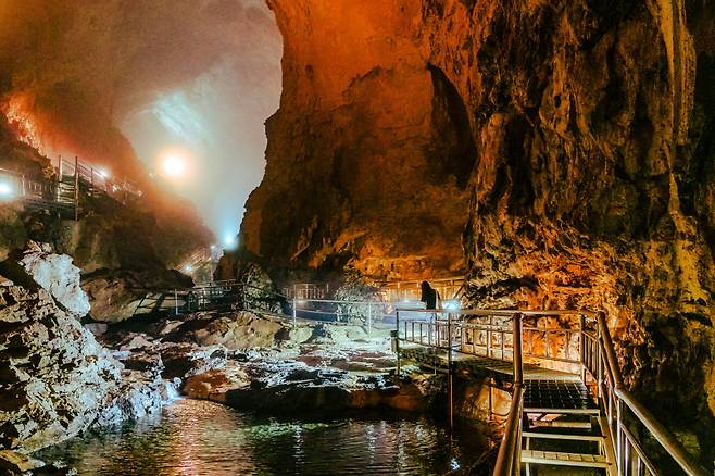 무려 5억년도 더 전에 형성된 환선굴에선 시간의 깊이가 느껴진다