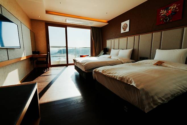 창문 밖으로 바다가 쏟아지는 호텔 객실