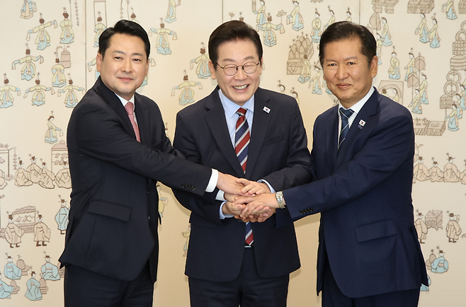 이재명 대통령이 지난 9월 8일 서울 용산 대통령실에서 정청래 더불어민주당 대표,  장동혁 국민의힘 대표와 오찬 회동을 하기 전 기념 촬영을 하고 있다.  대통령실사진기자단