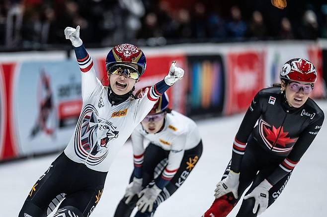 세리머니 펼치는 김길리(왼쪽) [ISU 홈페이지 캡처. 재배포 및 DB 금지]