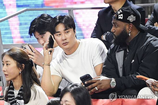 SK-KCC 경기 찾은 김하성 (서울=연합뉴스) 4일 서울 송파구 잠실학생체육관에서 열린 2025-2026 프로농구 KBL 서울 SK 나이츠와 부산 KCC 이지스의 경기. 미국프로야구 메이저리그(MLB) 애틀랜타 브레이브스에서 뛰는 내야수 김하성이 경기를 관람하고 있다. 2025.11.4 [KBL 제공. 재판매 및 DB 금지] photo@yna.co.kr