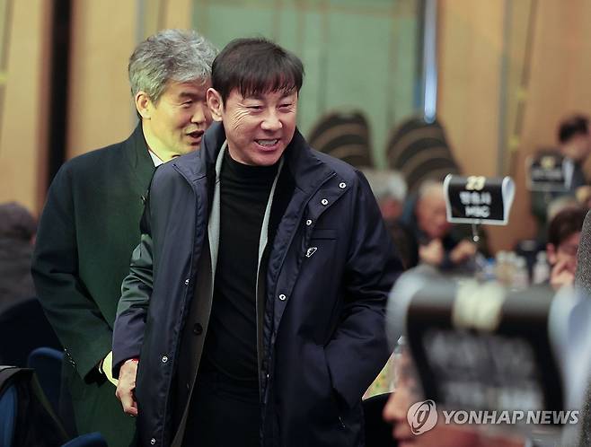 K리그 시상식 참석한 신태용 감독 (서울=연합뉴스) 류영석 기자 = 신태용 전 울산HD 감독이 1일 서울 서대문구 스위스그랜드호텔에서 열린 K리그 2025 대상 시상식에 참석하고 있다. 2025.12.1 ondol@yna.co.kr