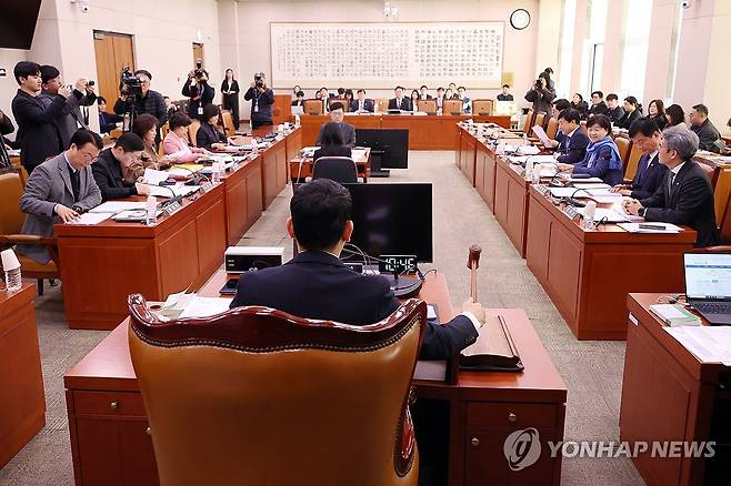 법사소위 '윤석열·김건희 사건 전담 재판부' 설치법 등 심사 (서울=연합뉴스) 김주성 기자 = 1일 서울 여의도 국회 법제사법위원회에서 열린 법안심사제1소위원회의에서 더불어민주당 소속 김용민 소위원장이 개회를 선언하며 의사봉을 두드리고 있다. 이날 소위에서는 윤석열ㆍ김건희 등의 국정농단 사건 진상규명을 위한 전담재판부 설치에 관한 법률안 등을 심사할 예정이다. 2025.12.1 utzza@yna.co.kr