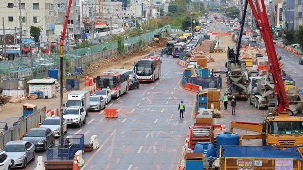 광주 도시철도 2호선 공사가 진행 중인 지난 10월 21일 광주 남구 백운사거리 일대에서 공사로 인한 차로 축소와 차량 통제로 교통 정체가 빚어지고 있다. 판영석 인턴기자