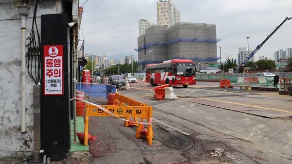 광주 도시철도 2호선 공사가 진행 중인 지난 10월 22일 광주 북구 중흥동 공사장 인근 한 건물에 '건물붕괴·통행주의' 안내문이 붙어 있다. 인근 도로는 노면이 균열과 단차를 보이고 있어 시민들이 큰 불편을 겪고 있다.