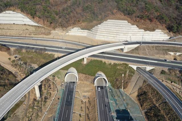 새만금-전주 고속도로 8공구 전경 /전주시