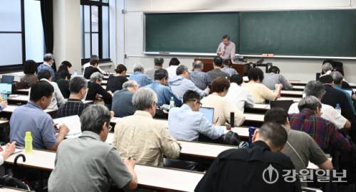 ◇릿쿄대 세컨드 스테이지 칼리지의 수업 모습. 군데군데 백발의 만학도들이 인상적이다. 도쿄=신세희기자