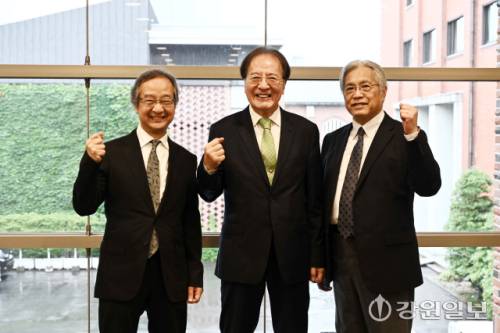 ◇릿쿄대 노로 요시아키 교수(왼쪽부터), 테츠오 미즈카미 부총장, 오노 히사시 교수. 도쿄=신세희기자