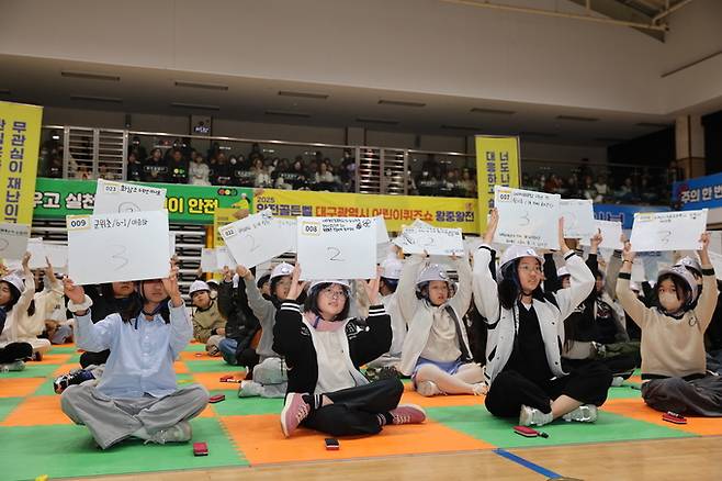 ▲ 2025안전골든벨 대구광역시 어린이퀴즈쇼 왕중왕전이 2일 오후 대구 남구 대구보명학교 다누리홀에서 열린 가운데 학생들이 퀴즈를 풀고 있다.김영환 기자yhk@kyongbuk.com