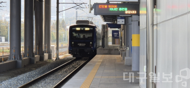 대경선 개통 이후 서대구역이 대경선 정차역 중 하루 평균 수송인원 '최하위'를 기록하는 것으로 나타났다. 사진은 서대구역에 진입 중인 대경선 열차의 모습. 대구일보DB