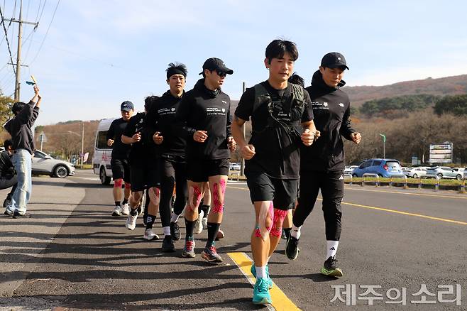 한라산 관음사탐방안내소에서 정비를 마친 뒤 최종 목적지인 국립제주호국원으로 힘찬 발걸음을 옮기고 있는 참가자들. ⓒ제주의소리