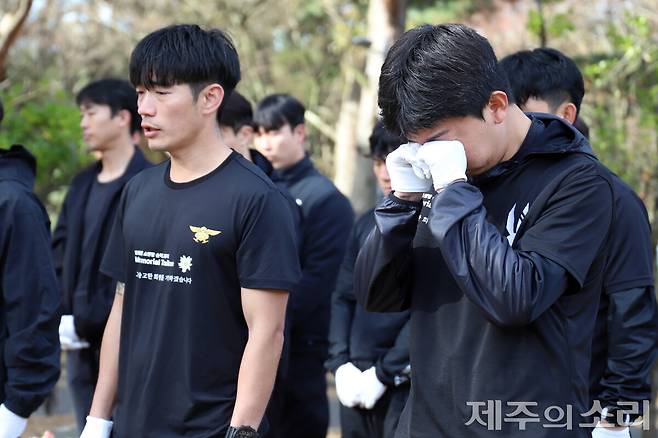 추모식 중 눈물을 닦고 있는 모습. ⓒ제주의소리