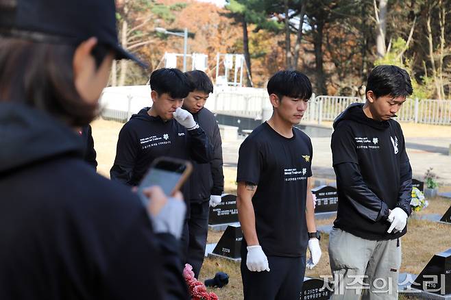 달리기를 마치고 정비한 뒤 간단한 추모식을 진행 중인 동료들. ⓒ제주의소리