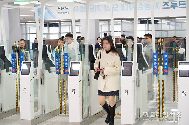 2일 본격 가동을 시작한 제주 크루즈터미널 무인 입국심사대(자동심사대).