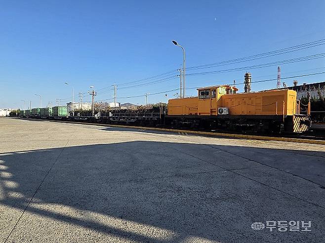 삼남석유화학이 여수 적량화물역에서 TPA 원료를 철송하기 위해 컨테이너 박스 등에 적재하는 모습.최류빈기자 rubi@mdilbo.com