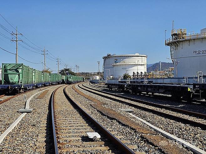 화물운송 용도로 활용되고 있는 여수 적량화물역 내부에 화물을 철송하는 트레일러 등이 배치돼 있다. 여수상의는 최근 해당 화물역 등을 거치는 14.6km 구간에 파이프 관로를 설치해 산업단지에 활기를 불어넣는 방안을 제시했지만, 철송 기업들과의 협상이 과제로 남아 있다.최류빈기자 rubi@mdilbo.com