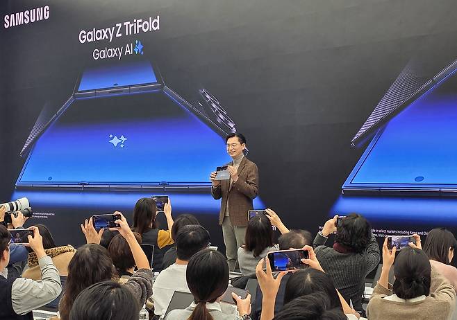 갤럭시 Z 트라이폴드 미디어 행사에서 임성택 삼성전자 한국총괄 부사장이 환영 인사를 하고 있다./사진=삼성전자