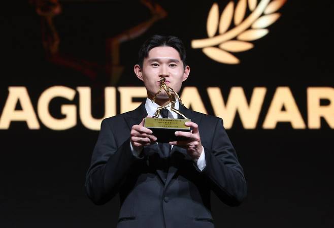 이동경(울산HD)이 1일 서울 서대문구 스위스그랜드호텔에서 열린 K리그 2025 대상 시상식에서 K리그1 MVP를 수상한 뒤 트로피와 함께 기념 촬영하고 있다. 사진=연합뉴스