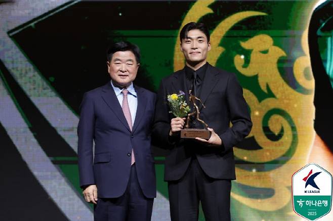 권오갑 한국프로축구연맹 총재와 박진섭(전북)이 K리그1 베스트11 MF 부문 트로피를 들고 기념 사진을 찍고 있다. 사진=한국프로축구연맹