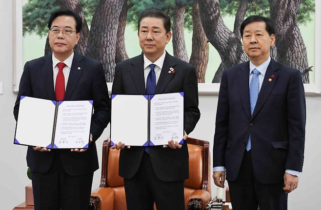 국민의힘 송언석 원내대표(왼쪽부터), 더불어민주당 김병기 원내대표, 구윤철 부총리 겸 기획재정부 장관이 2일 서울 여의도 국회에서 2026년도 예산안 처리를 위한 합의문에 서명을 마치고 기념 촬영하고 있다. (사진=연합뉴스)