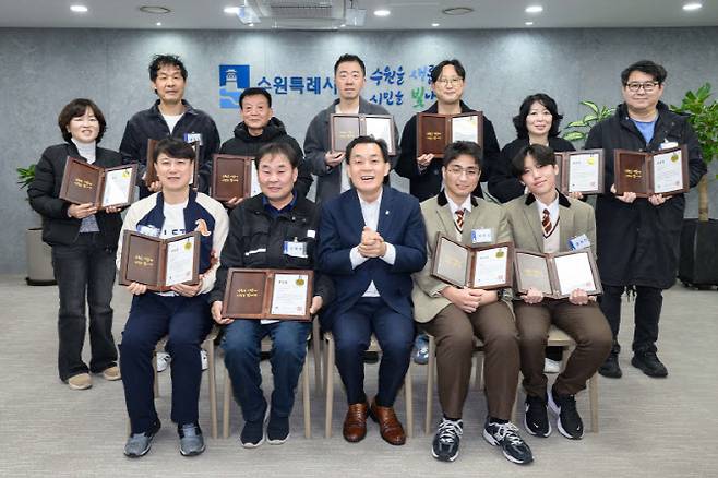 지난 11월 매탄동 어린이보호구역 교통사고 현장에서 아이를 구한 11명의 시민들이 감사패를 들고 이재준 수원특례시장과 기념촬영을 하고 있다.(사진=수원시)