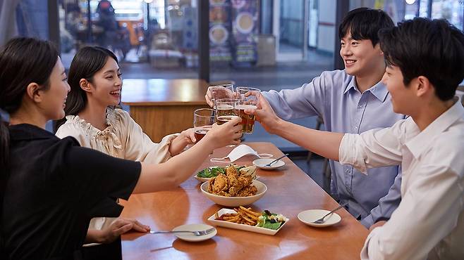 연말에는 평소 혈당 관리를 잘 해오던 당뇨 환자들도 음주를 완전히 피하기 쉽지 않다|출처: 게티이미지뱅크