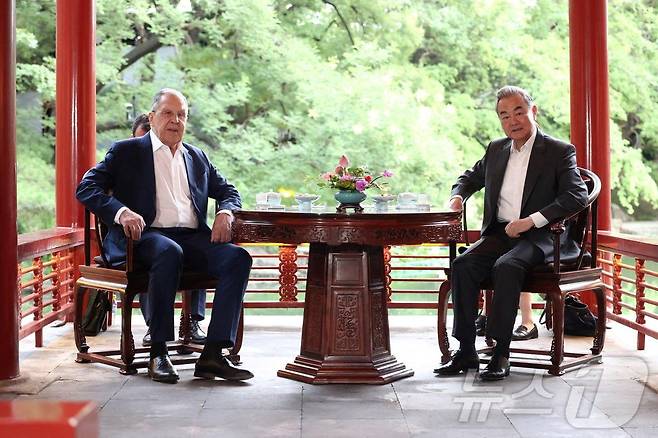 세르게이 라브로프 러시아 외무장관(왼쪽)과 왕이 중국 외교부장이 회담을 진행하고 있다. (러시아 외무부 제공) 2025.07.13. ⓒ 로이터=뉴스1 ⓒ News1 윤다정 기자