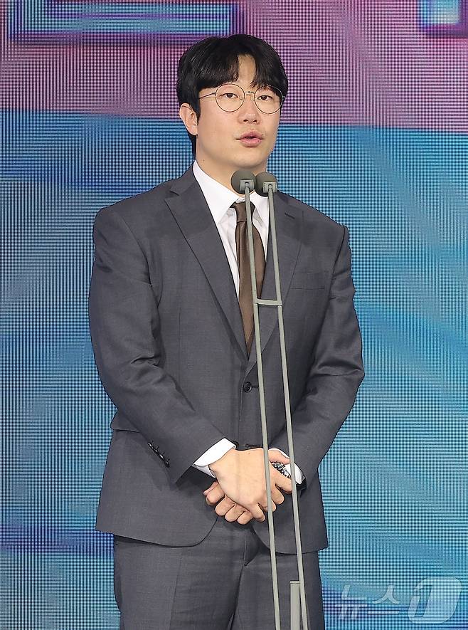 양현종 한국프로야구선수협회 회장이 1일 서울 광진구 그랜드 워커힐 호텔에서 열린 한국프로야구선수협회 '2025 컴투스프로야구 리얼글러브 어워드'에서 인사말을 하고 있다. 리얼글러브 어워드는 KBO리그 포지션별 최고의 '수비수'를 선정하는 시상식으로 선수들이 직접 투표해 수상자를 가린다. 2025.12.1/뉴스1 ⓒ News1 김진환 기자