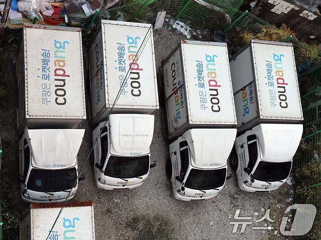 1일 서울 시내의 주차장에 쿠팡 배송트럭이 주차돼 있다. 2025.12.1/뉴스1 ⓒ News1 황기선 기자