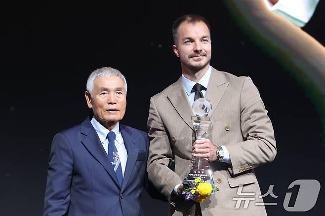 1일 오후 서울 서대문구 홍은동 스위스 그랜드호텔에서 열린 하나은행 K리그 2025대상 시상식에서 K리그2 최다득점상을 수상한 무고사(인천유나이티드)가 이회택 한국OB축구회회장과 기념촬영을 하고 있다. 2025.12.1/뉴스1 ⓒ News1 이광호 기자