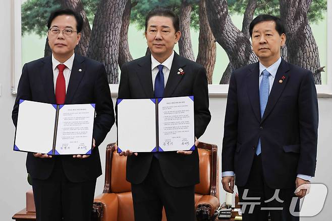 송언석 국민의힘 원내대표(왼쪽부터), 김병기 더불어민주당 원내대표, 구윤철 부총리 겸 기획재정부 장관이 2일 서울 여의도 국회에서 2026년도 예산안 처리를 위한 합의문에 서명을 마치고 기념촬영을 하고 있다. (공동취재) 2025.12.2/뉴스1 ⓒ News1 유승관 기자