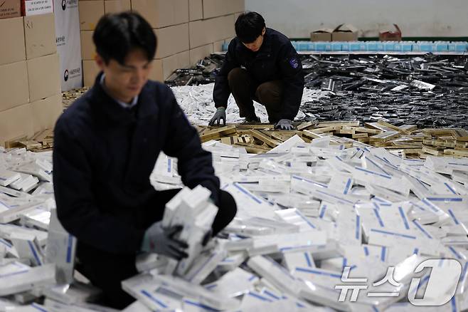 2일 서울 강남구 관세청 서울본부세관 창고에 밀수입 조직으로부터 압수한 담배가 쌓여있다. 2025.12.2/뉴스1 ⓒ News1 구윤성 기자