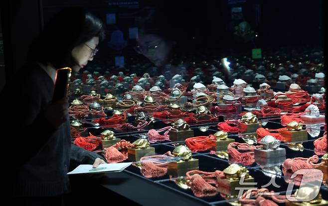 국가유산청 국립고궁박물관 개관 20주년 특별전 'RE: BORN, 시간을 잇는 보존과학' 공개회가 2일 서울 종로구 국립고궁박물관에서 열려 관계자가 전시물을 살펴보고 있다. 3일부터 2026년 2월1일까지 열리는 이번 특별전은 박물관의 숨겨진 공간인 보존과학실에서 이뤄진 20년간의 보존과학과 역사와 함께 왕실·황실 유산이 보존과학을 통해 되살아나는 시간의 여정을 시각적으로 확인할 수 있다. 2025.12.2/뉴스1 ⓒ News1 김명섭 기자