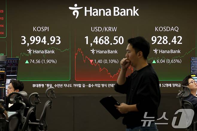2일 오후 서울 중구 하나은행 본점 딜링룸 현황판에 코스피 지수가 전 거래일보다 74.56포인트(1.90%)상승한 3994.93을 나타내고 있다. 2025.12.2/뉴스1 ⓒ News1 이광호 기자