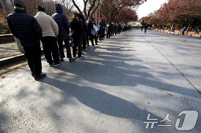 초겨울 추위가 찾아온 2일 오전 대구 달서구 두류공원 사랑해밥차 무료급식소에 점심 배식을 기다리는 줄이 길게 늘어져 있다. 2025.12.2/뉴스1 ⓒ News1 공정식 기자