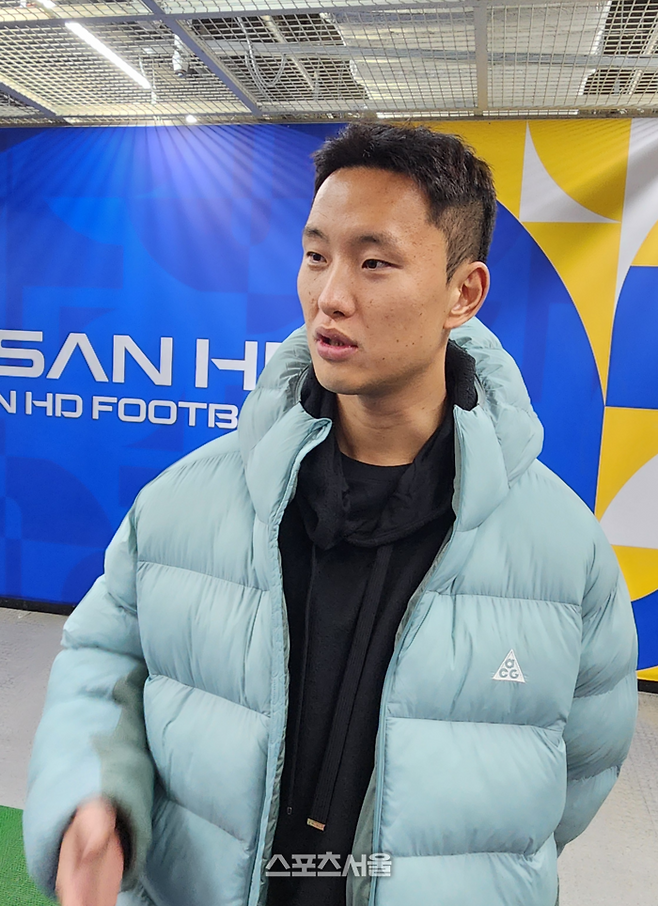 울산 정승현이 지난달 30일 울산문수경기장에서 열린 ‘하나은행 K리그1 2025’ 최종 38라운드 제주SK와 홈경기 직후 공동취재구역에서 취재진과 만나 신태용 전 감독 시절 일화를 얘기하고 있다. 사진 | 울산=김용일 기자