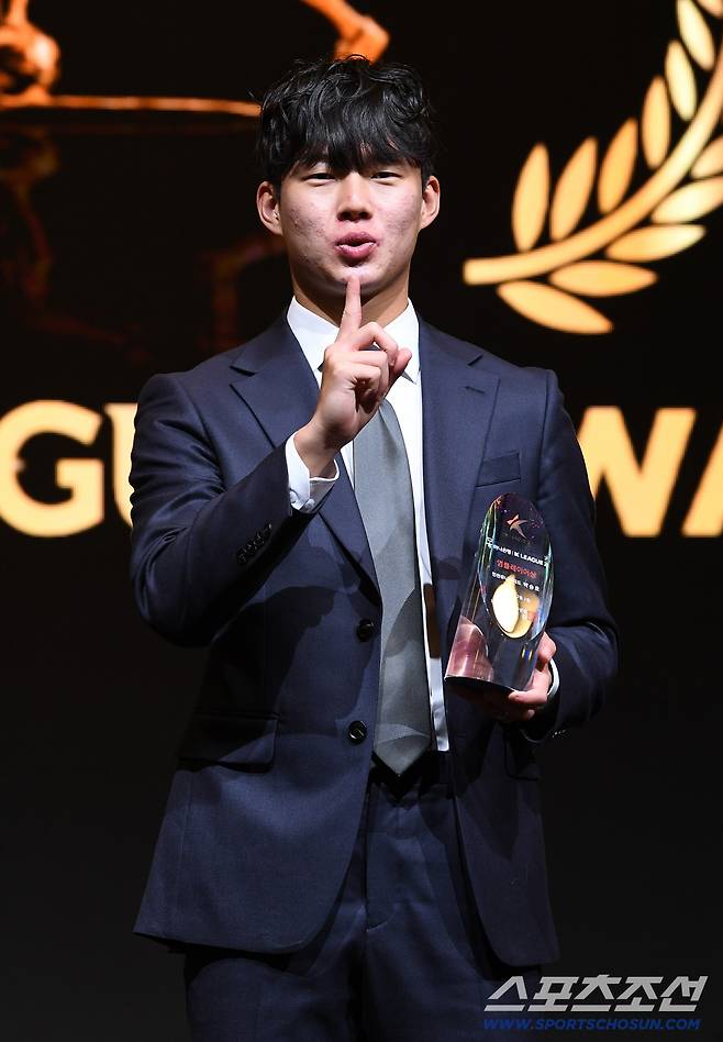 하나은행 K리그 2025대상 시상식이 1일 오후 서울 서대문구 스위스 그랜드호텔에서 열렸다. K리그2 영플레이어상을 수상한 인천 박승호가 트로피를 들고 있다. 정재근 기자 cjg@sportschosun.com/2025.12.1/