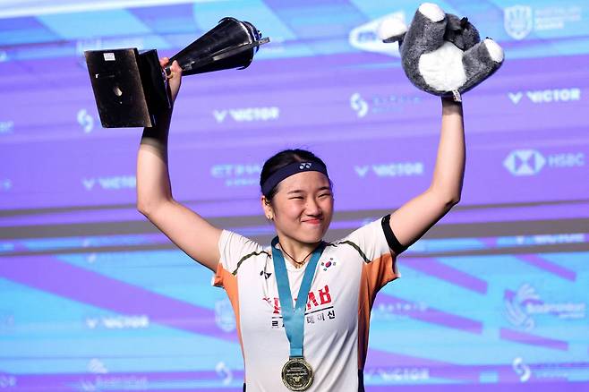 South Korea?s An Se-young holds the trophy after her victory against Indonesia?s Putri Kusuma Wardani in the women's singles final match at the Australia Open badminton tournament in Sydney on November 23, 2025. (Photo by DAVID GRAY / AFP) / -- IMAGE RESTRICTED TO EDITORIAL USE - STRICTLY NO COMMERCIAL USE --<저작권자(c) 연합뉴스, 무단 전재-재배포, AI 학습 및 활용 금지>